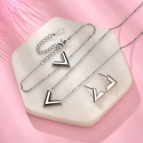 Initial V Necklace – Wonther